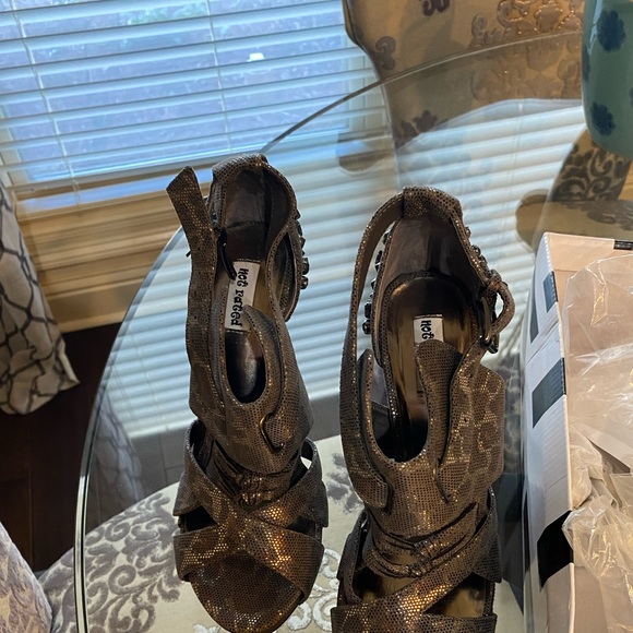 Strapy and blingy sandals-New in the box without receipt - Picture 4 of 4